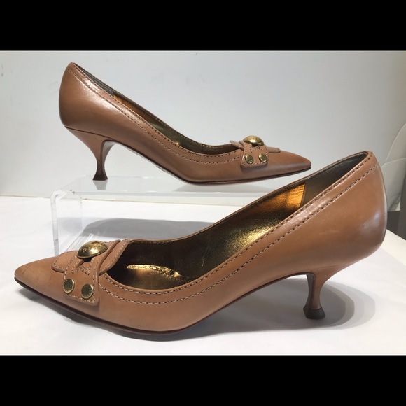Dolce & Gabbana mid heel tan pump with gold button - Picture 2 of 4